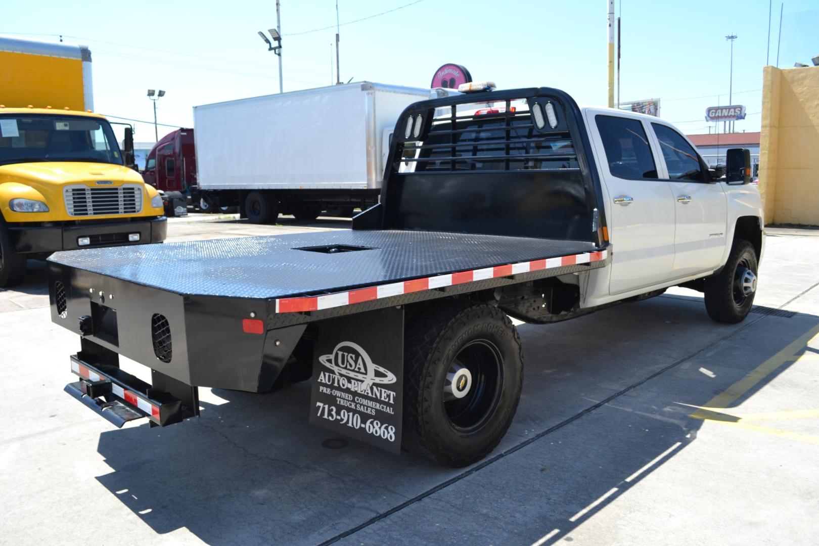 2019 WHITE /BLACK CHEVROLET 3500 with an VORTEC 6.0L V8 engine, AUTOMATIC transmission, located at 9172 North Fwy, Houston, TX, 77037, (713) 910-6868, 29.887470, -95.411903 - Photo#4